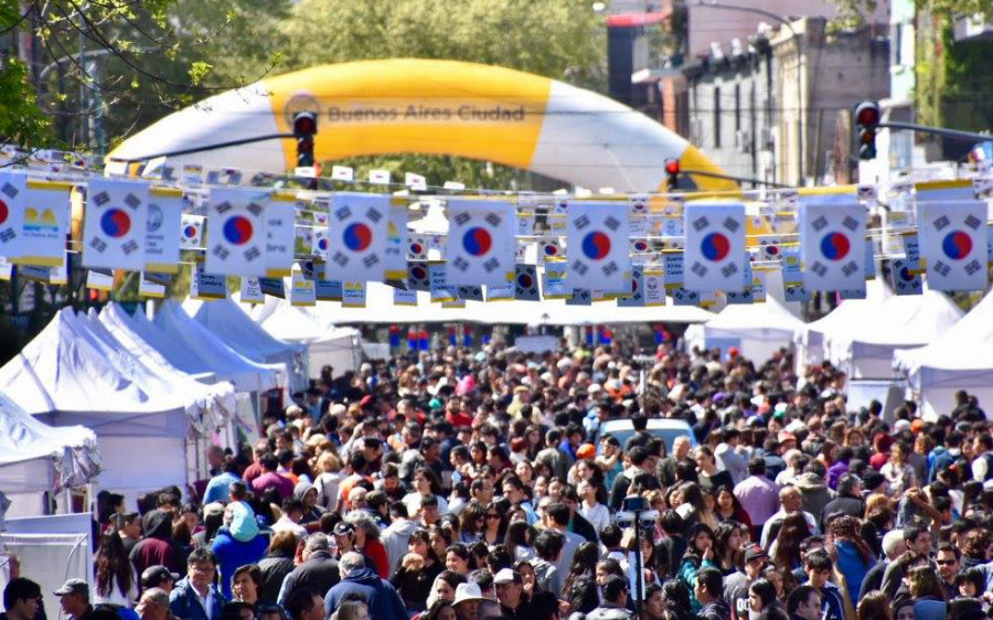 4만여명의 인파가 한국 문화의 날 축제가 열린 야베샤네다 대로를 찾았다.