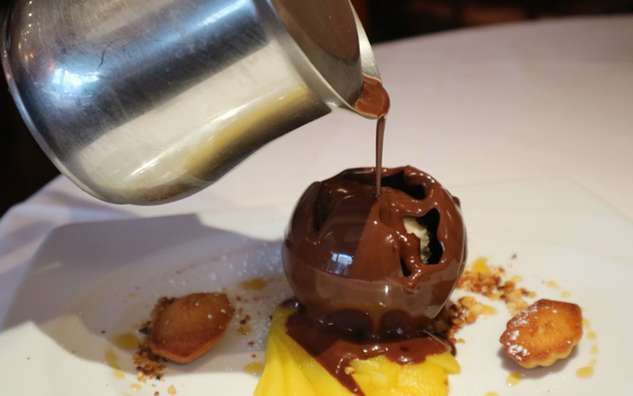 Poire au ChocolatCaramélia,SorbetPoire et Madeleines(배맛 샤베트를 감싼 초코렛과 마들렌느)
