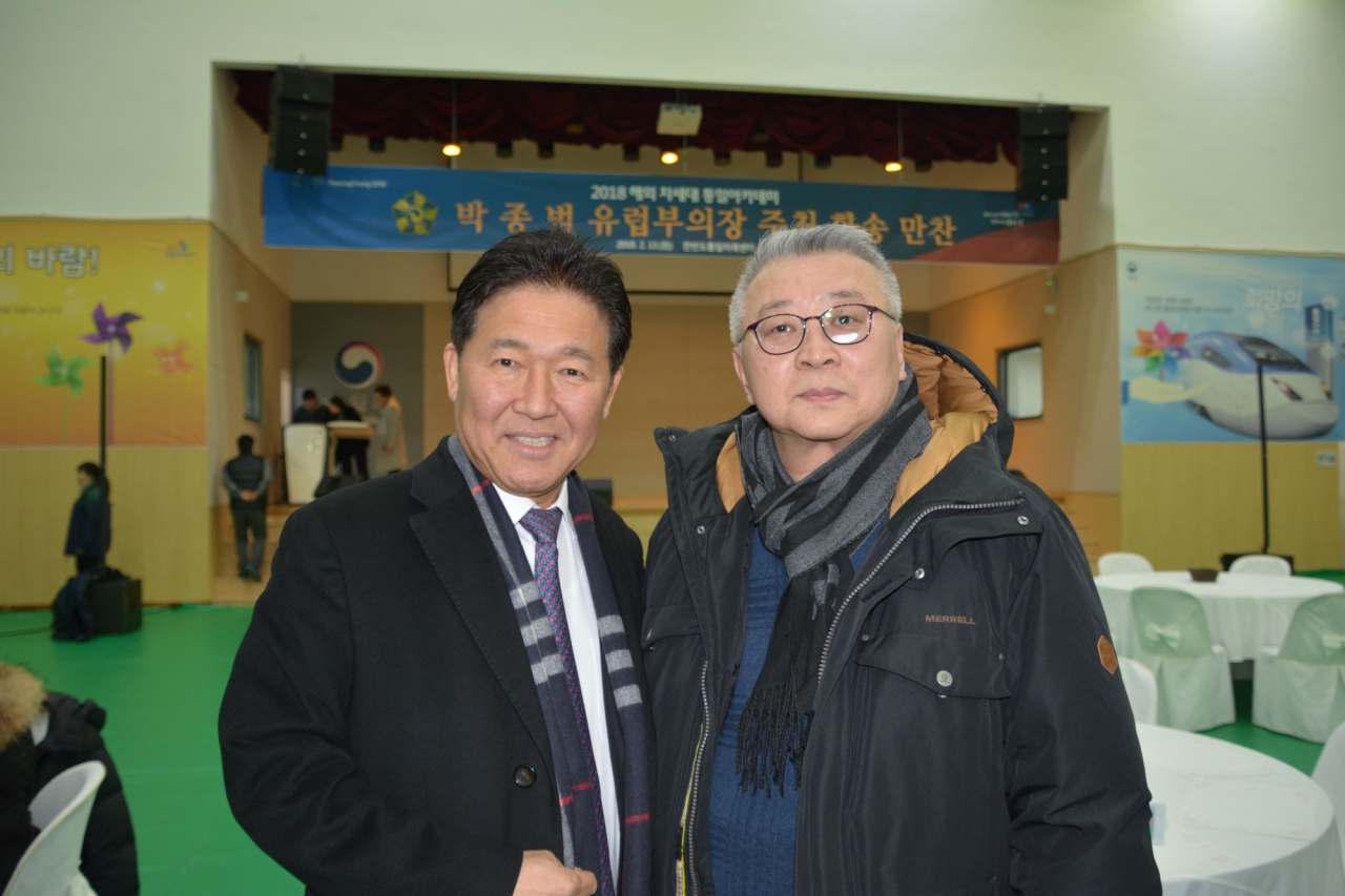 박종범 유럽부의장(왼쪽)과 고려인 김수만씨