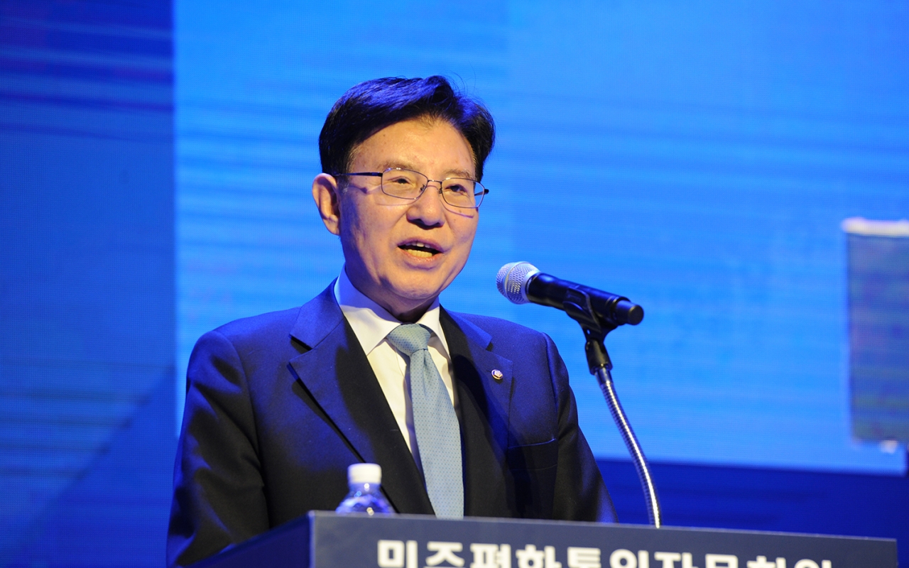 김덕룡 민주평통 수석부의장이 3월7일 열린 해외지역회의 환영만찬서 환영사를 했다.