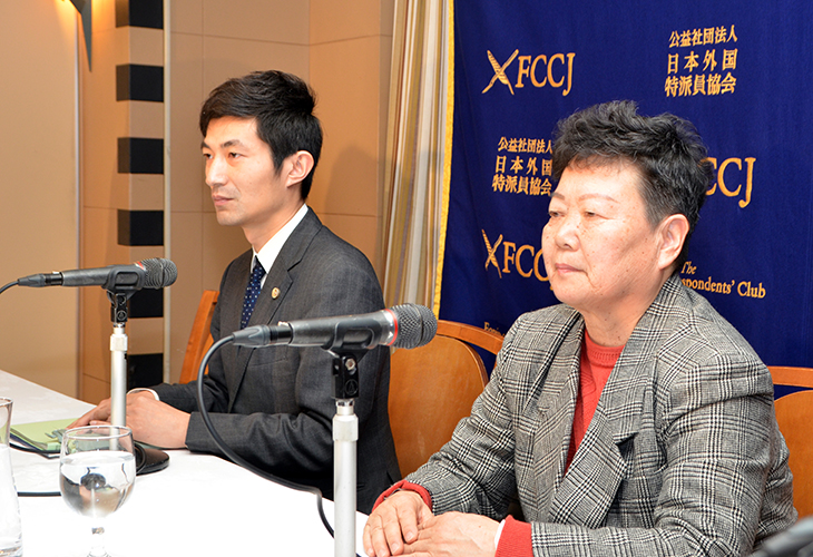 카와사키 에이코씨(사진 오른쪽)가 기자회견을 하고 있다.