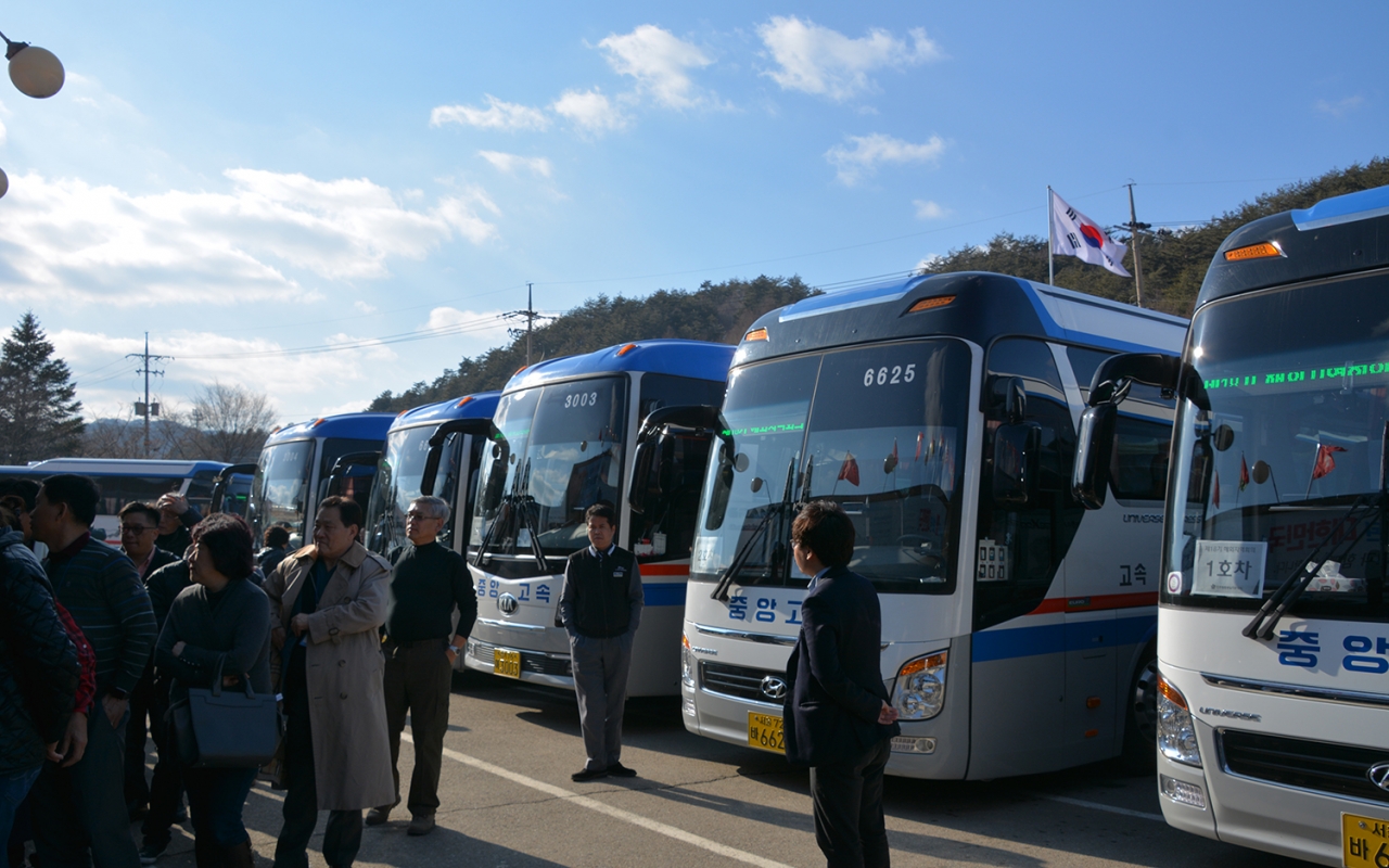 민주평통 미주지역 자문위원들이 3월9일 평창패럴림픽대회 개회식에 참여하기 위해 버스에 나눠 타고, 인천에서 평창으로 이동했다.