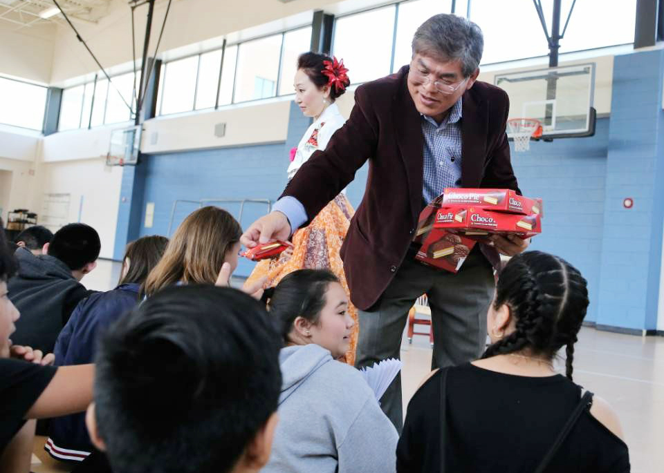 김일홍 애틀랜타한인회장이 래드로프 중학교 학생들에게 초코파이를 나눠주고 있다.[사진=뉴스앤포스트]
