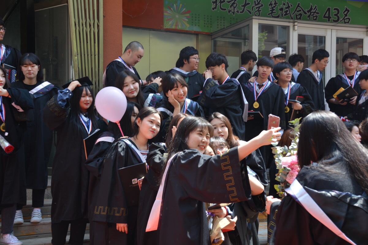 졸업식 기념촬영후 학생들이 삼삼오오 모여 사진을 찍고 있다.