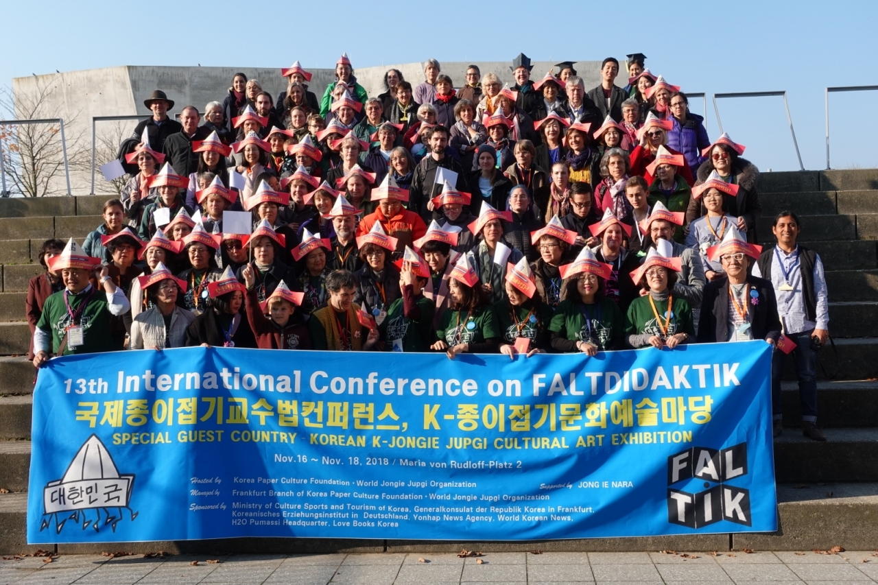 11월16일부터 18일까지 독일에서 열린 ‘2018 국제종이접기 교수법 컨퍼런스’에 참가한 한국 종이접기 강사들이 기념촬영을 했다.