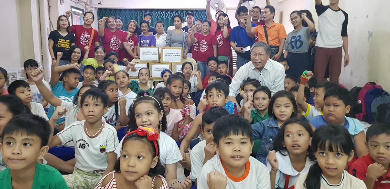 한동만 대사가 지난 2월1일 마닐라 인근 톤도 쓰레기마을을 찾아 이곳 방과후학교에서 봉사하는 선교사들을 격려했다.