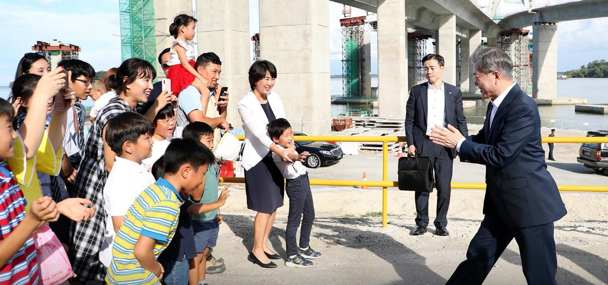 문재인 대통령이 대림기업이 건설하고 있는 브루나이의 템부롱(Temburong) 대교 건설현장을 방문했다.[사진제공=청와대]