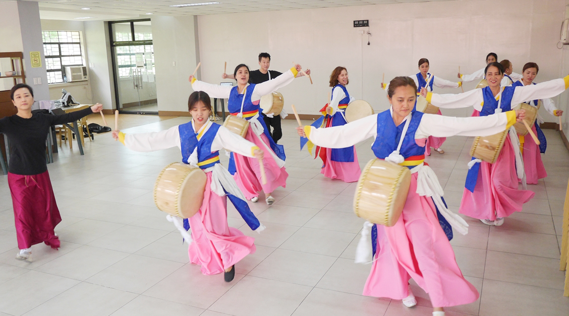 문화원 전통무용 ‘나라(NARA)’팀이 진도북춤 기술을 점검 받고 있다.[사진제공=주필리핀한국문화원]