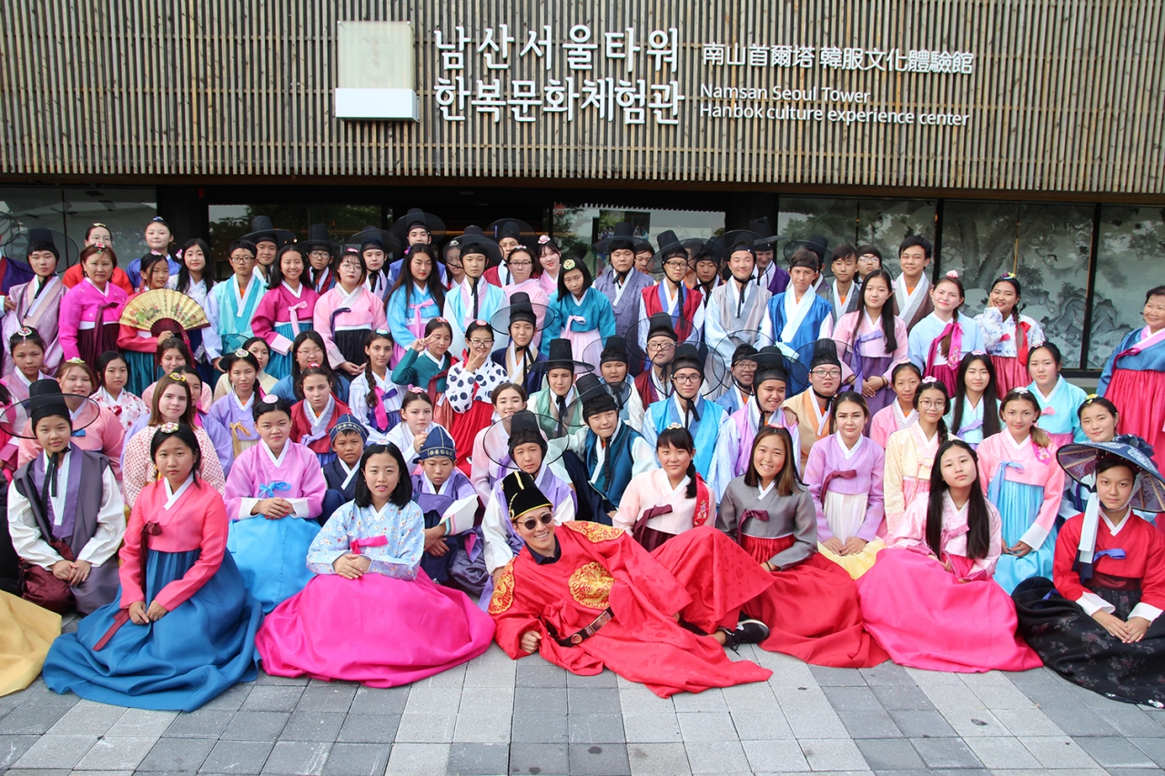 사진은 2018 CIS 고려인 청소년 한국어 집중캠프. 고려인 청소년들이 남산타워를 방문했다.[사진제공=재외동포재단]