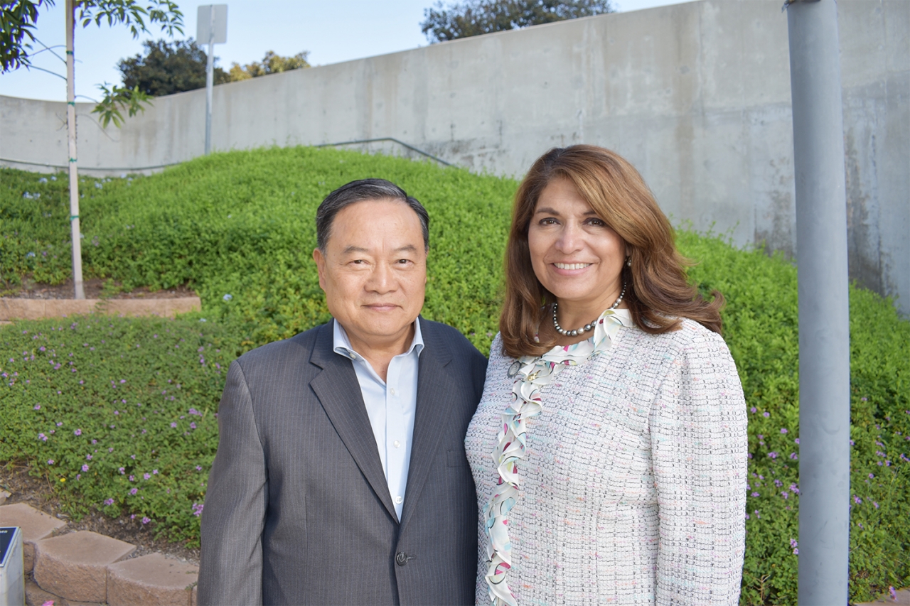 쿼크-실바 캘리포니아주하원의원(오른쪽)과 박동우 보좌관.