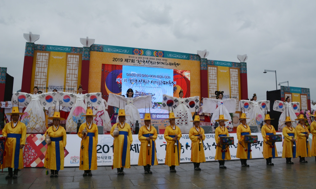 제7회 한국식문화세계화대축제 식전행사로 열린 한복패션쇼와 취타대 연주.