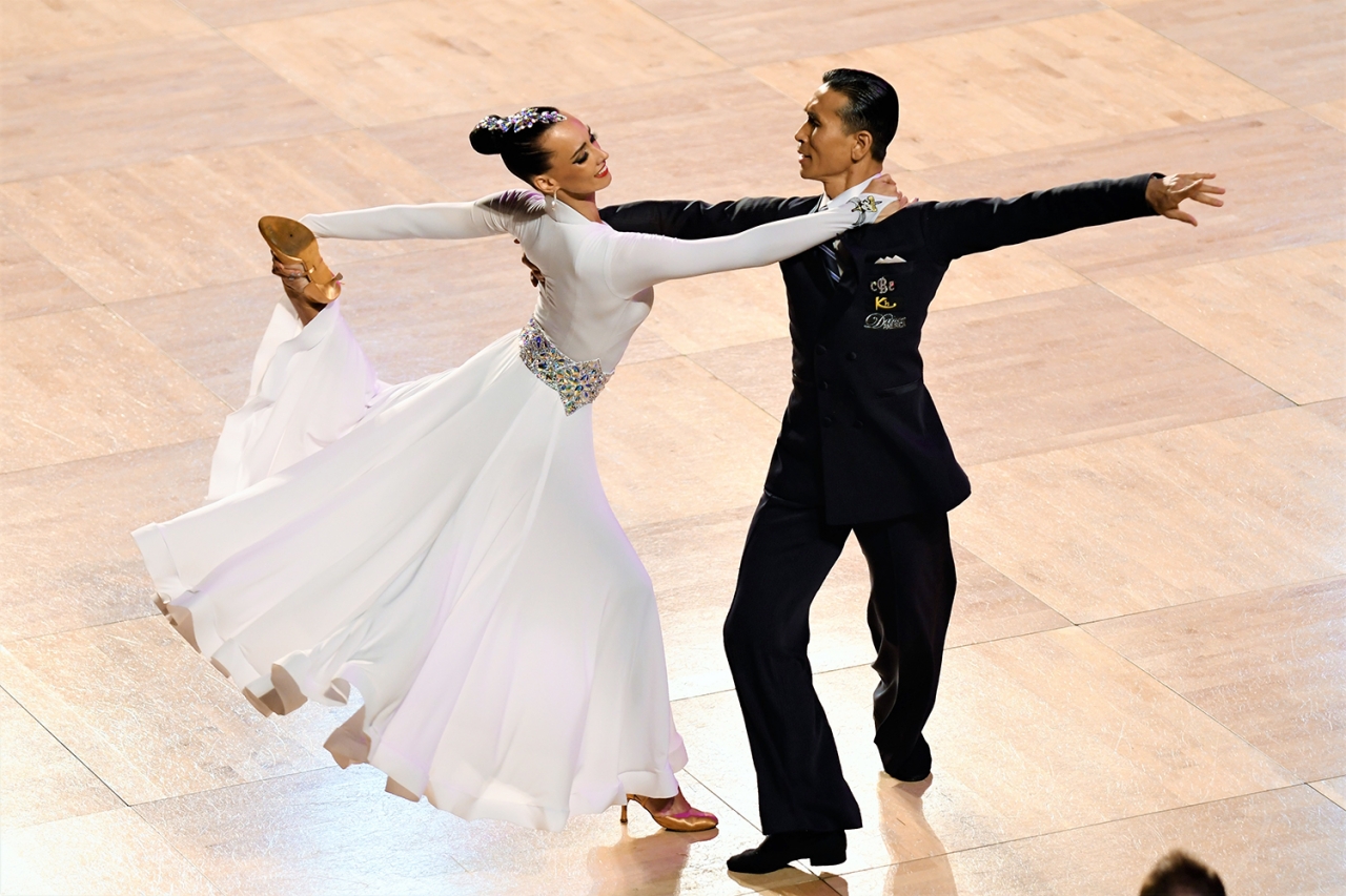 미주한인 장세형씨와 영국인 부인 장아델씨가 오하이오 스타 볼에서 9 댄스 부문 우승을 차지했다.[사진제공=장세형씨]