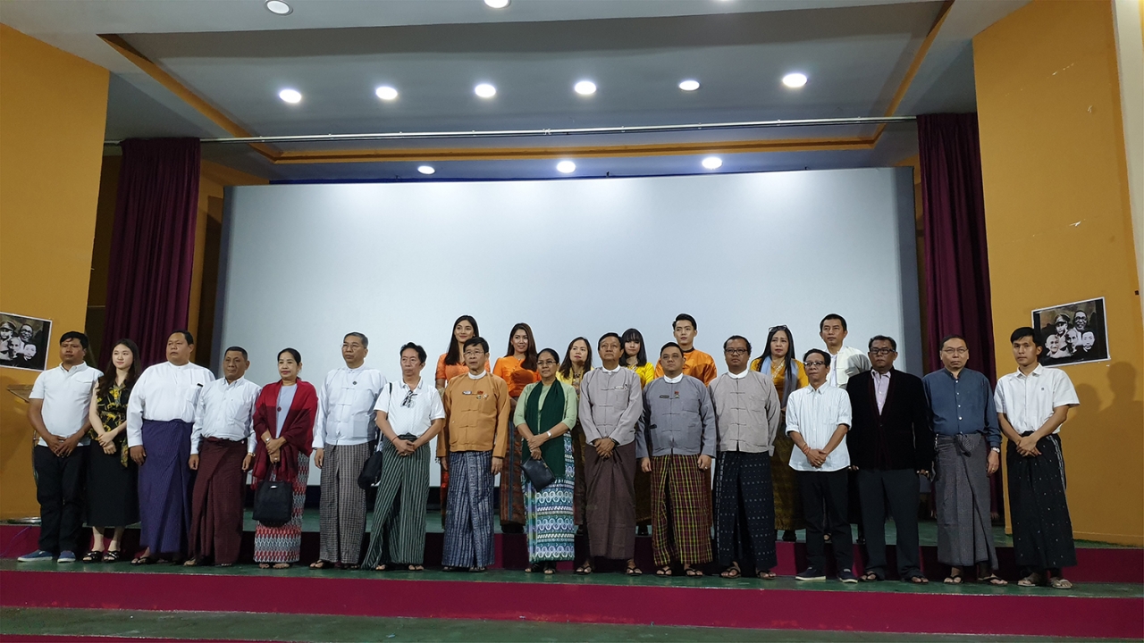 '독립운동국제영화제 미얀마 상영회'에 참석한 주요 인사들이 기념촬영을 하고 있다.[사진제공=항일영상역사재단]