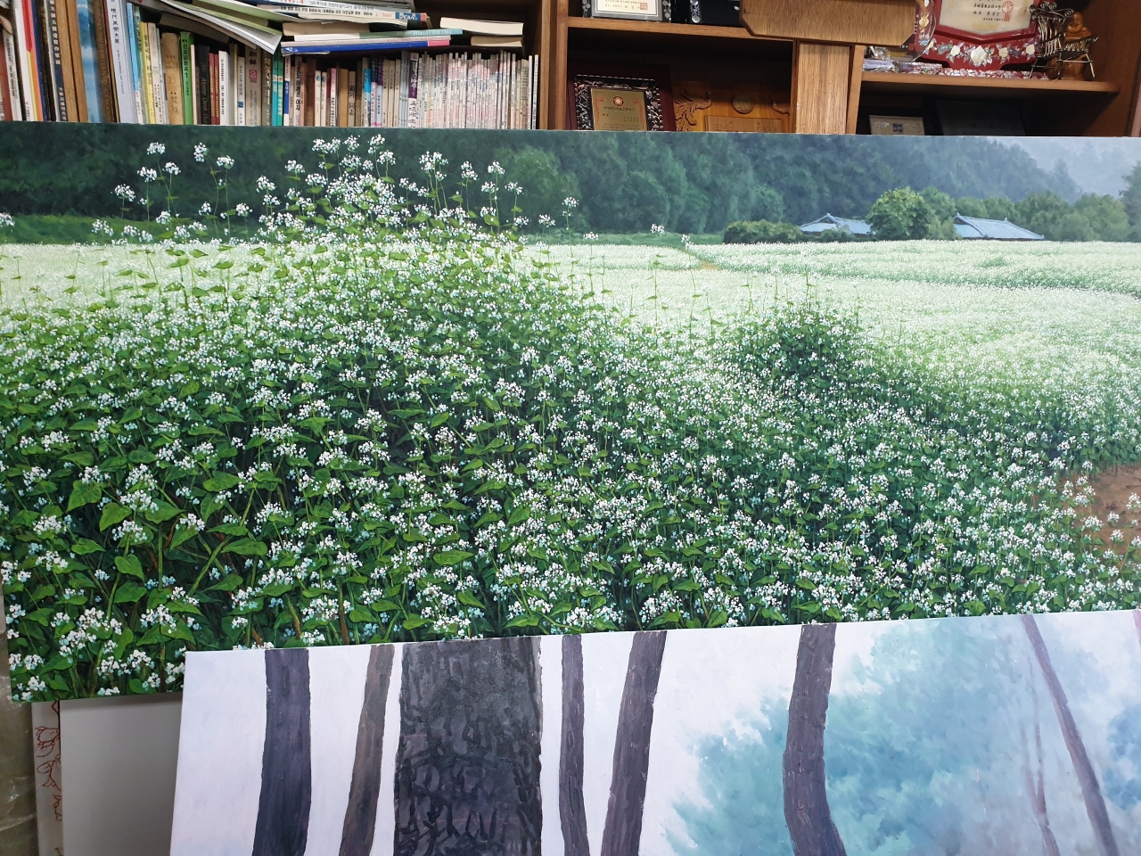 정연서 화백 화실에 있는 작품... 살아있는 듯한 메밀꽃 그림 앞으로 작업중인 소나무 그림이 보인다.