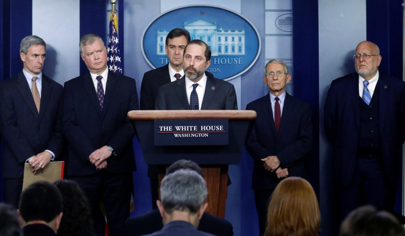 알렉스 아자르 연방보건부 장관(가운데)이 신종 코로나바이러스 관련 미국내 비상사태를 선포하고 있다.