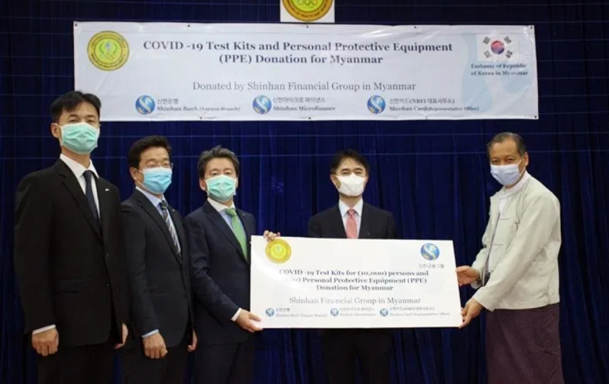 지난 4월25일 미얀마 양곤의학연구소에서 신한금융그룹 진단키트 및 방호복 전달식이 열렸다.[사진제공=미얀마한인회]