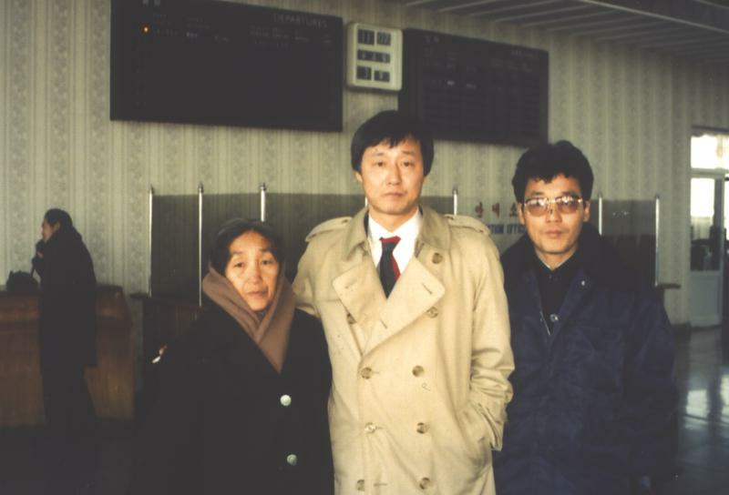 북한 이산가족 만남. 첫 방북시 가운데가 캐나다 교포 A씨.
