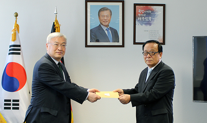 김이수 재독영남향우회장(오른쪽)이 주독일한국대사관 이두영 총영사에게 ‘코로나 성금’을 전달했다.