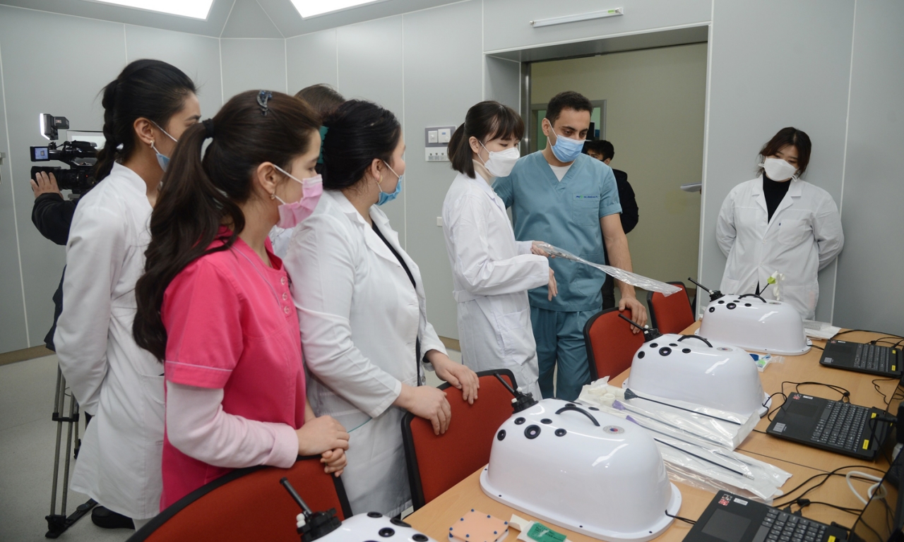 KOICA가 우즈베키스탄 소아과의 발전을 위해 구축한 국립아동병원 내 교육훈련센터 개원식에서 의료진·관계자들이 교육훈련 설비를 둘러보며 시범 교육을 하고 있다.[사진제공=한국국제협력단]