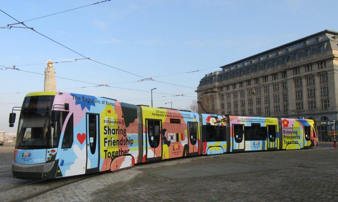 브뤼셀 시내를 달리는 트램에 ‘한-벨 협력’을 상징하는 문구와 양국 국기, 한식 등 이미지가 부착됐다.[사진제공=주벨기에유럽연합한국대사관]