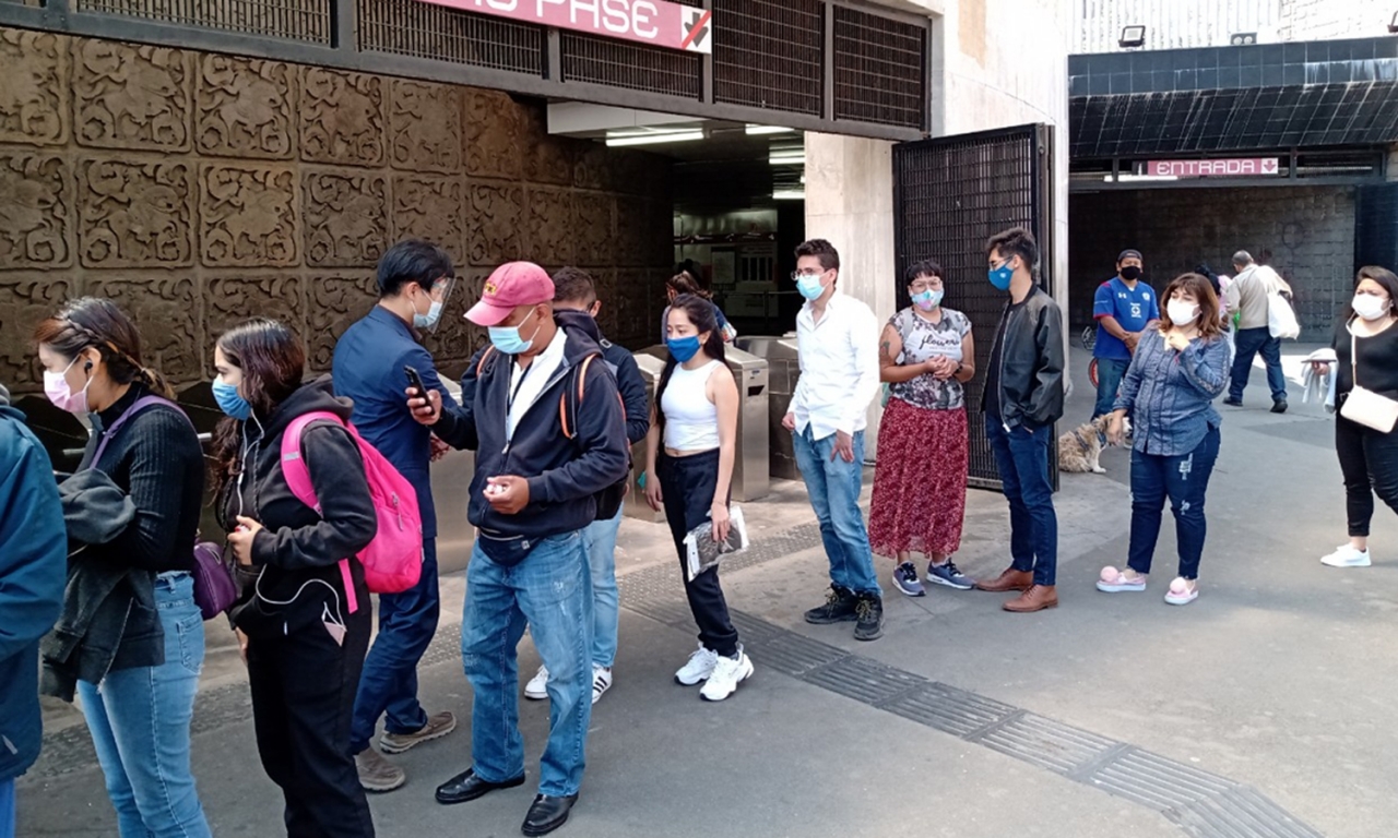 멕시코한인회가 지난 3월21일 멕시코시티에 있는 인수르헨테스 로타리광장에서 현지인 마스크 나눔행사를 열었다.[사진제공=멕시코한인회]
