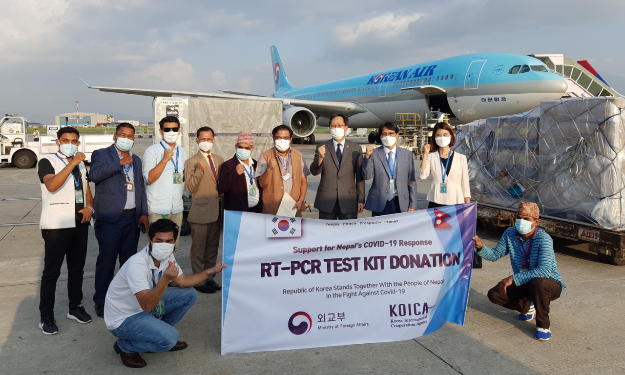 6월4일 네팔 트리부반 국제공항에서 PCR 진단키트 전달식이 열렸다.[사진제공=주네팔한국대사관]