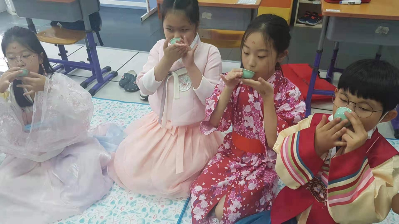 선양한국국제학교 학생들이 중국 용정차를 맛보고 있다.[사진제공=선양한국국제학교]