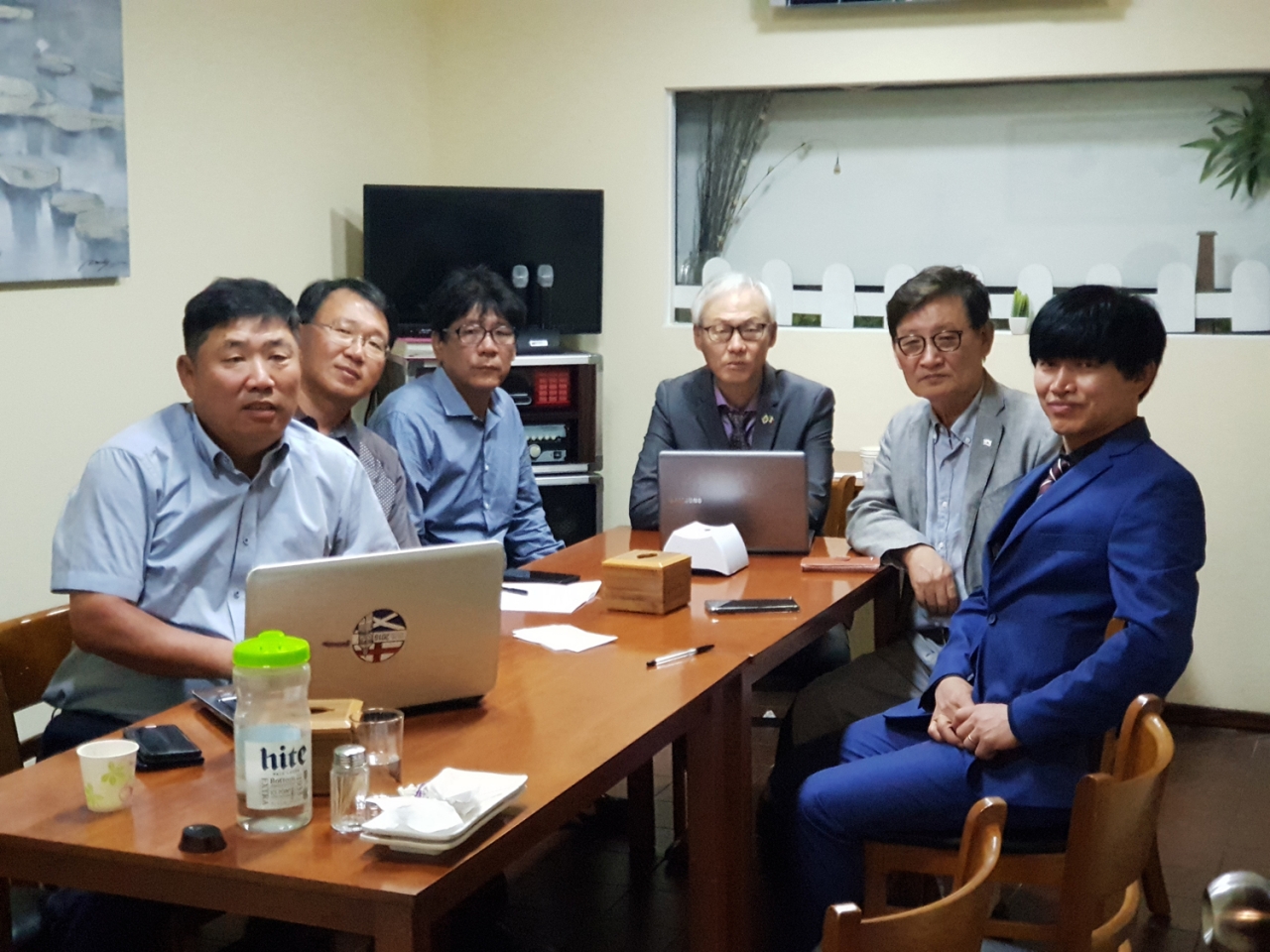 우루과이한인회 회원들과 기념촬영