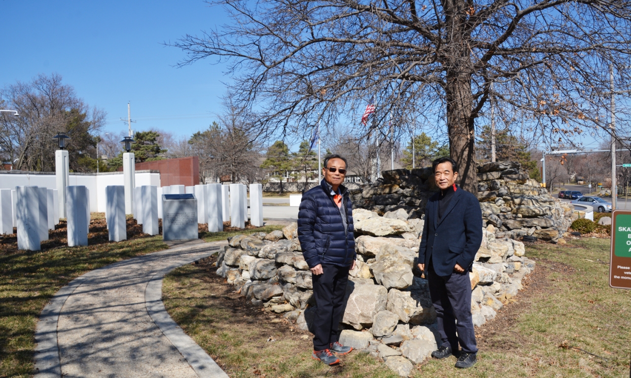 한국전참전기념비 뒤에 있는 돌산 조형물. 한국전 당시 돌산에서 많은 전투가 이뤄져서 이같은 조형물을 만들었다고 한다.