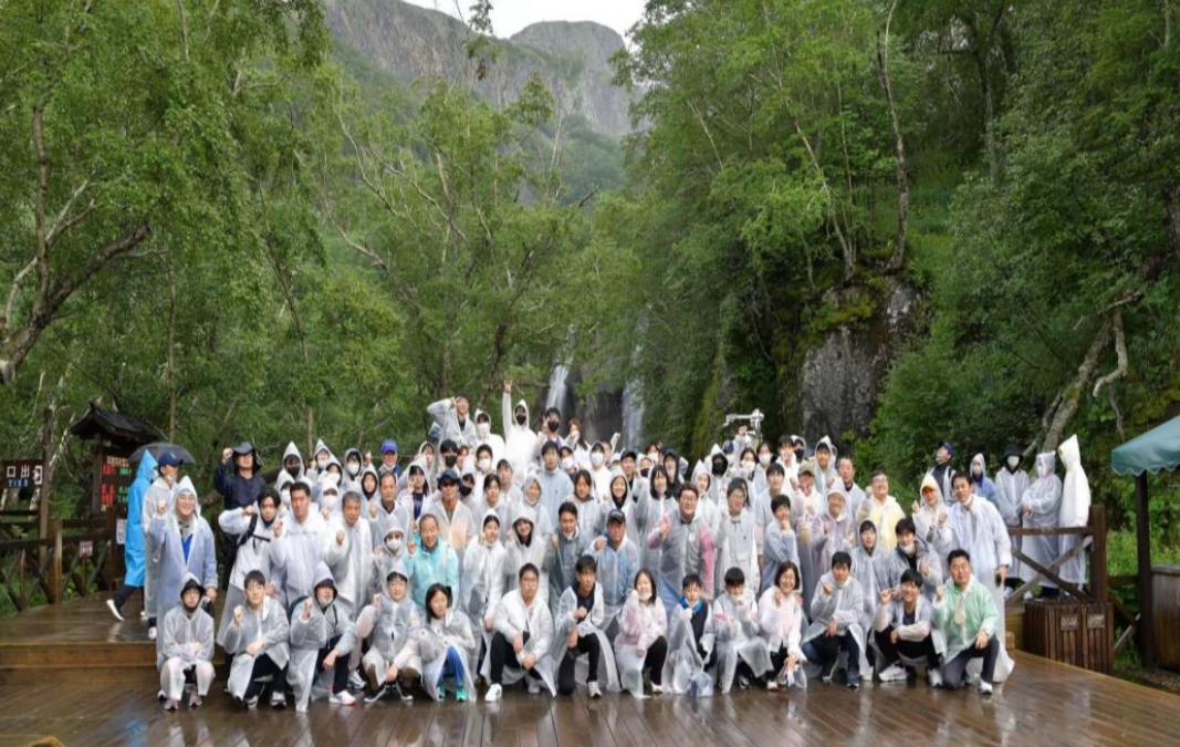 민주평통 중국지역회의가 주최한 청소년 통일캠프에 참가한 청소년들이 백두산을 등반했다.[사진제공=민주평통 중국지역회의]