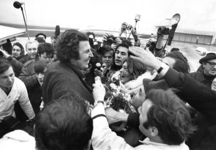 구금에서 풀려난 후 파리에 도착한 테오도라키스(1970년)
