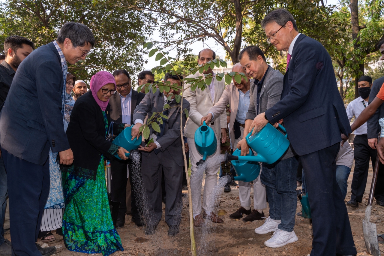 지난 3월 2일 방글라데시 다카, 굴산 1단지에 있는 공원에서 ‘한국-방글라데시 수교 50주년 기념 나무 심기 행사’가 열렸다.[사진제공=방글라데시한인회]