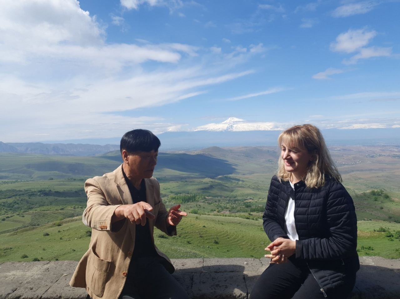 아르메니아의 성산 아라랏산이 보이는 곳에서 김치공장 사장 도나라와 인터뷰를 했다.