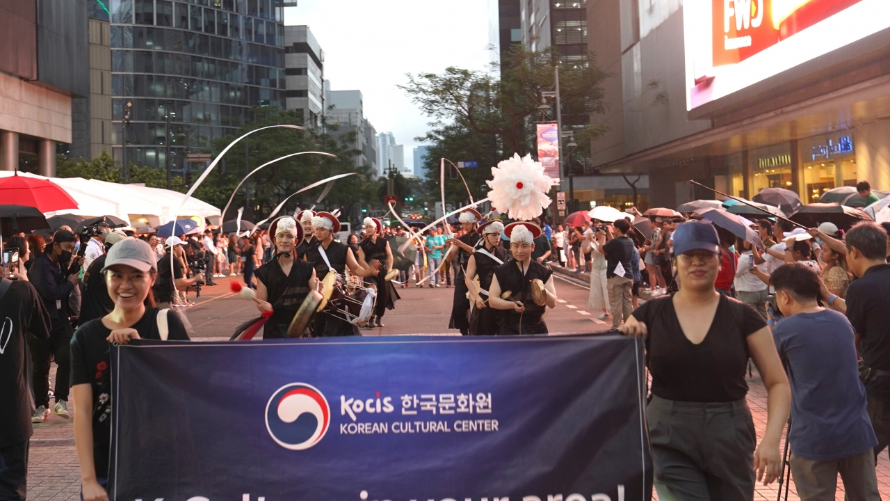 ‘BGC패션페스트’ 퍼레이드에서 행진을 하고 있는 한국팀[사진=주필리핀한국문화원]