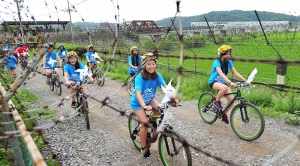 [포토] 재외동포 청소년, 임진각 DMZ서 자전거 대행진