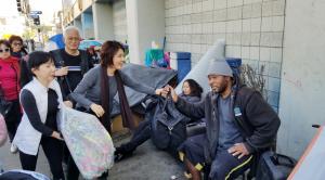 LA한인회, 노숙자들에게 겨울 생필품 음식 전해