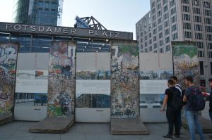 [탐방] 베를린 이스트 사이드 갤러리… 긴 콘크리트 장벽이 캔버스로