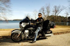 Choi Ju-hwan, the chairman of the Korean Chamber of Commerce in Atlanta, "Korean Motorcycle Club in Atlanta rides Harley-Davidsons."