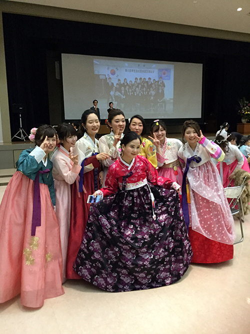 오사카한국인회관에서 열린 성인축하식