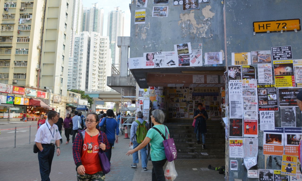 홍콩 거리에서는 시위대들이 붙인 대자보들을 곳곳에서 볼 수 있었다.