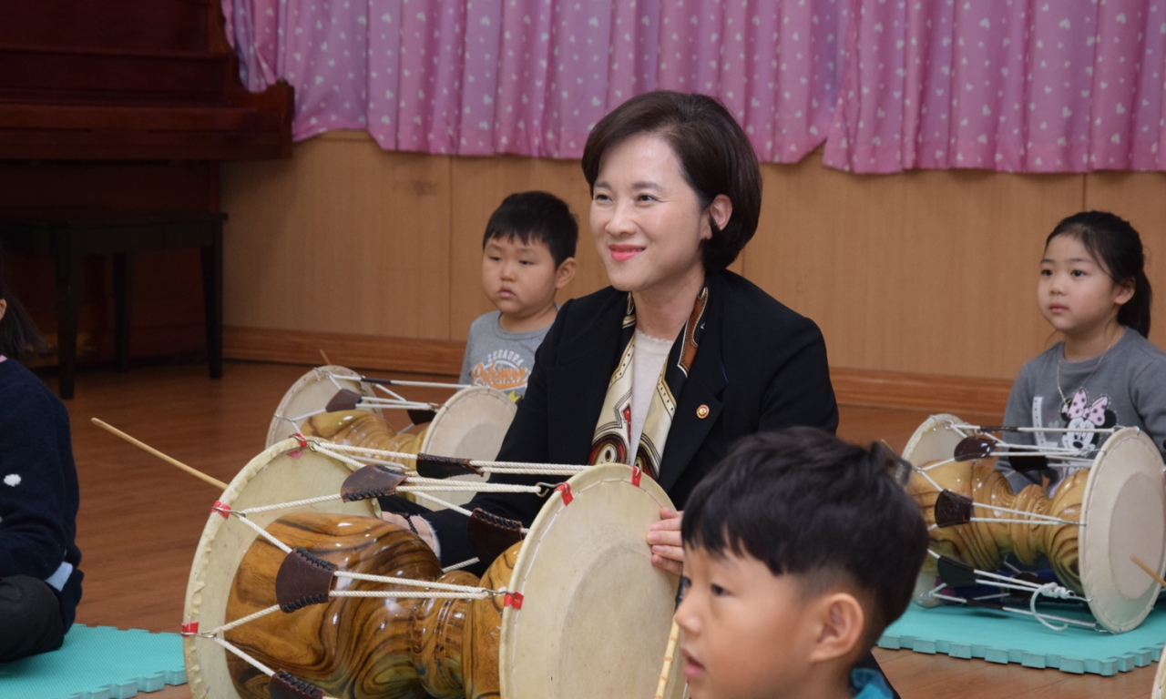 유은혜 장관이 북경한국국제학교 유치원 음악수업에 참여해 장구를 치고 있다.[사진제공=북경한국국제학교]