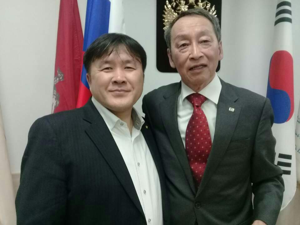 김원일 전 모스크바한인회장과 고 최발렌틴 선생(오른쪽).