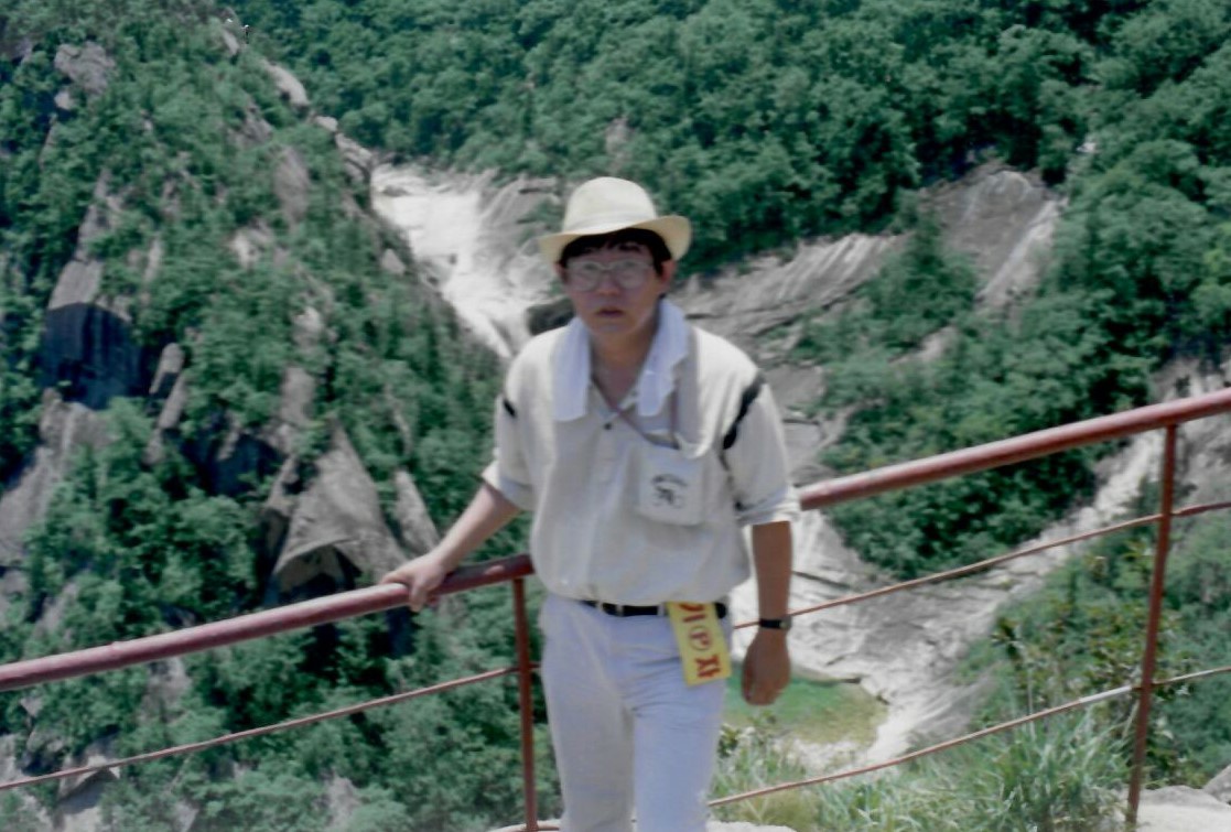 금강산 기슭에서 외신기자 완장차고(1989년)