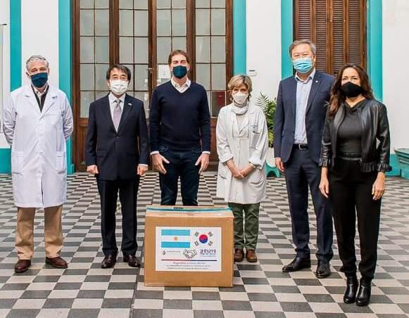 아르헨티나 대사관과 한인회가 지난 5월 부에노스아이레스에 있는 Hospital Muñiz에 보건용 마스크 7만개를 기부했다.