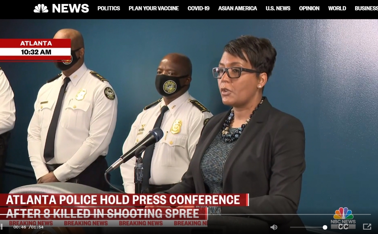 애틀랜타 경찰이 한인 4명을 포함 8명이 숨진 총격사건과 관련해 브리핑하고 있다.[NBC 뉴스 캡쳐]