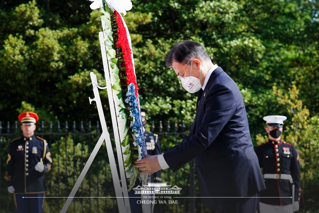 문재인 대통령이 20일 오전 알링턴 국립묘지를 찾아 한국전 참전용사 및 무명용사의 묘에 헌화했다.[사진제공=청와대]