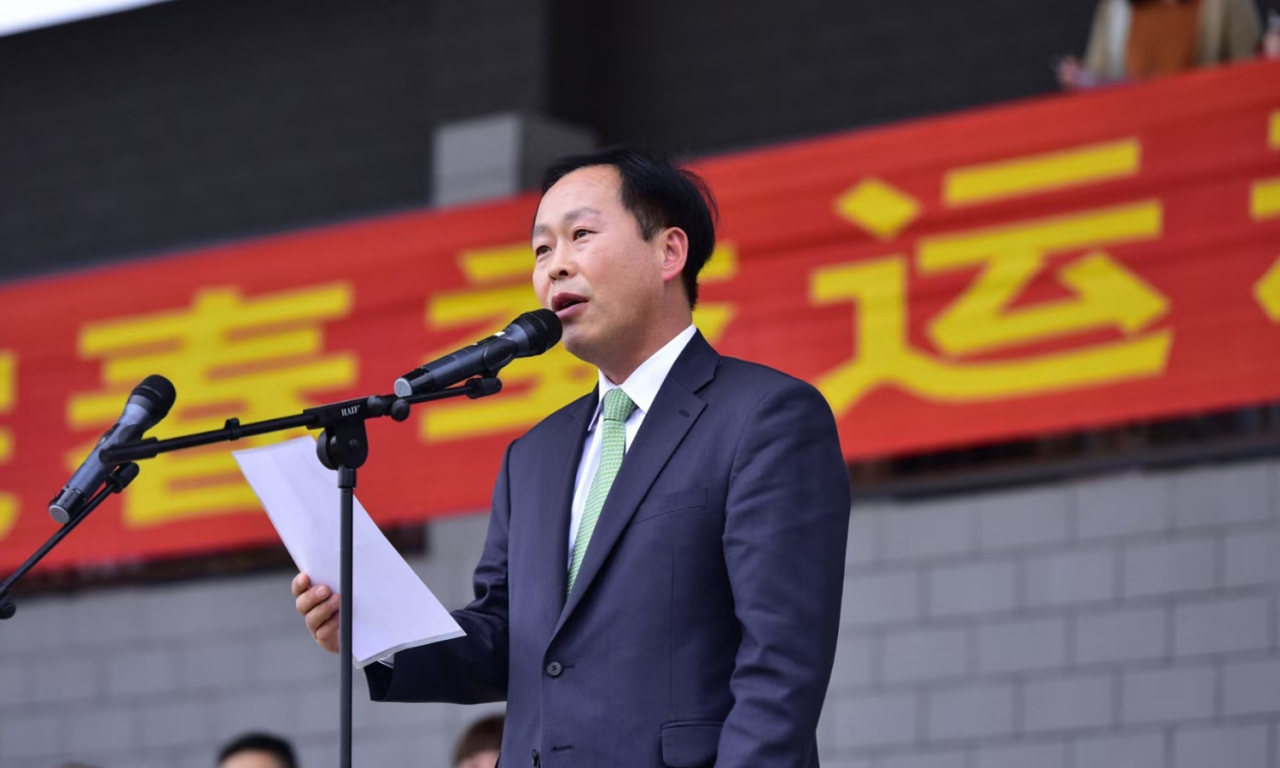 이광호 총영사가 지난 4월21일 쓰촨외국어대 청두캠퍼스를 방문해 한국어학과 교직원과 학생들을 대상으로 특강을 진행하고, 학교운동회 개막식에 참석해 축사를 했다.