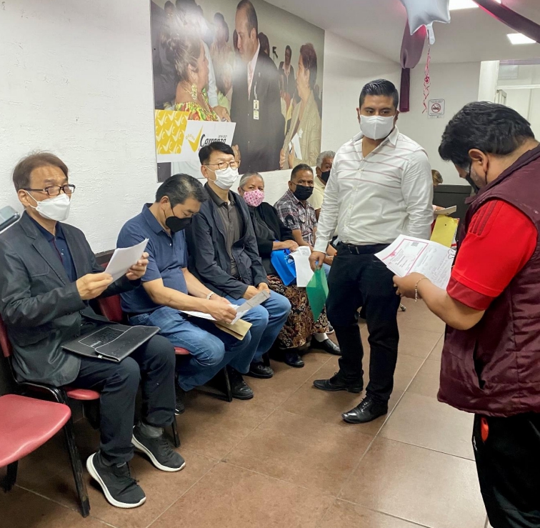 지난 6월 10일 멕시코 한인 11명이 연방 복지부 경로우대증 발급센터에서 경로우대증을 발급받았다.[사진제공=멕시코한인회]
