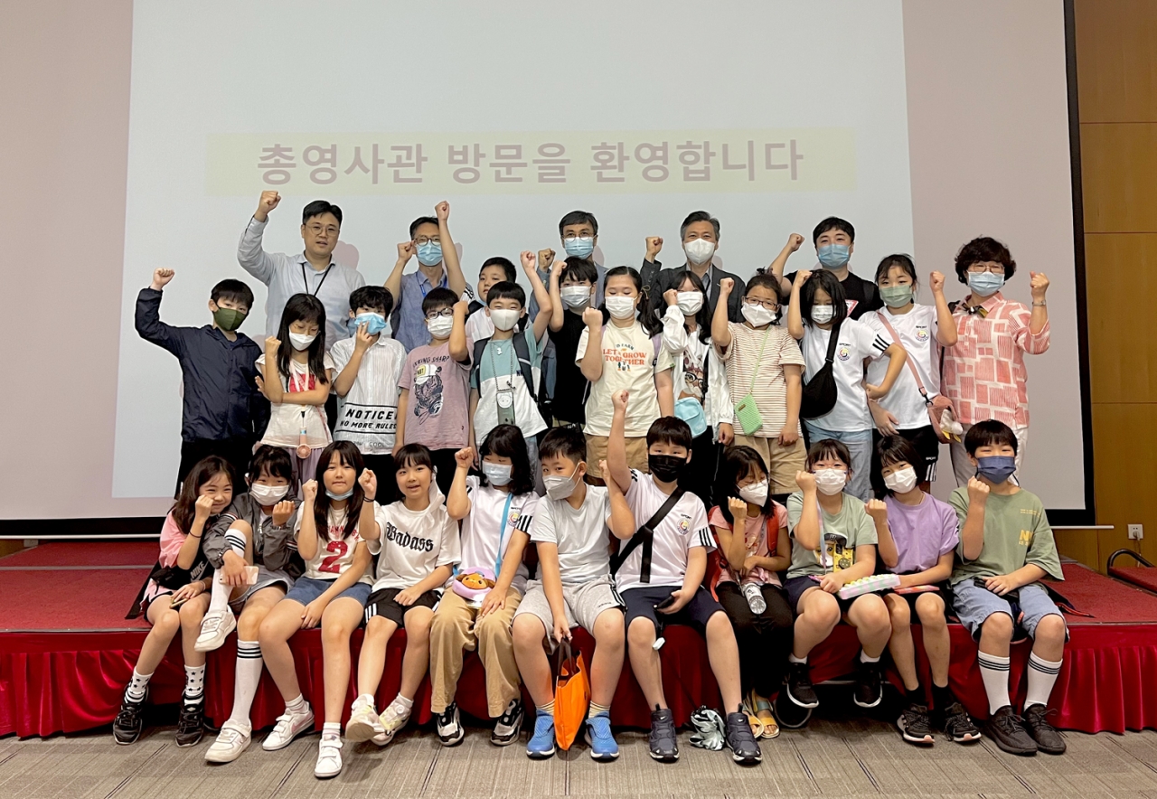 광저우한국학교 학생들이 총영사관을 견학했다.
