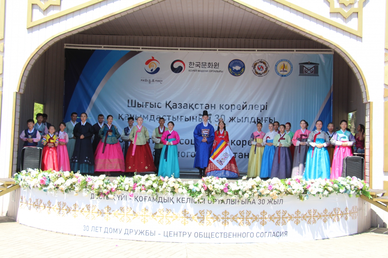 주카자흐스탄한국문화원이 지난 7월 2일 동카자흐스탄주에 있는 외스케멘시에서 한복 패션쇼를 열었다.[사진제공=주카자흐스탄한국문화원]